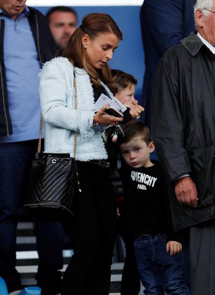 Coleen e Klay Rooney, moglie e figlio di Wayne Rooney, allo stadio per assistere alla prima partita di Premier League 2017/2018 ( Action Images)